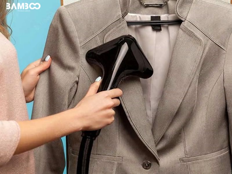 Ủi đồng phục bằng bàn ủi hơi nước giúp bảo vệ sợi vải và mang lại hiệu quả cao