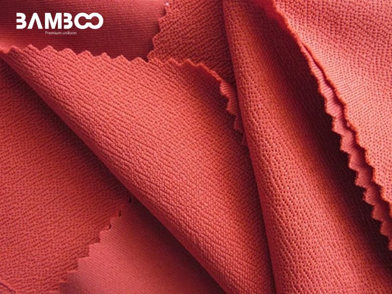 Vải TC mềm, co giãn, bền, ít nhăn, giá tốt nhưng hạn chế thoáng khí và kém thân thiện môi trường