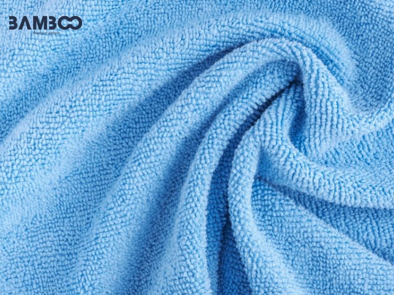 Microfiber mềm, bền, hút ẩm tốt nhưng kém thoáng khí, dễ gây bí khi nóng