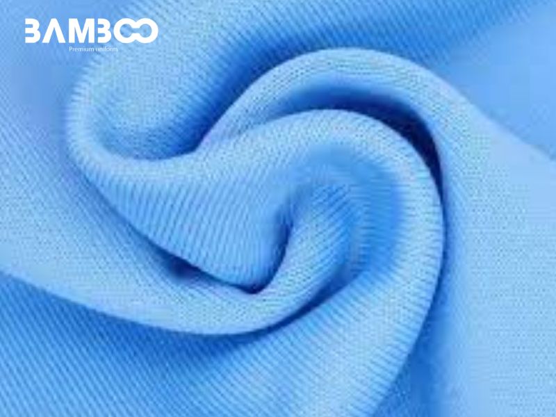 Spandex co giãn tốt, được pha cùng polyester hoặc cotton trong các dòng đồng phục thể thao hiện đại