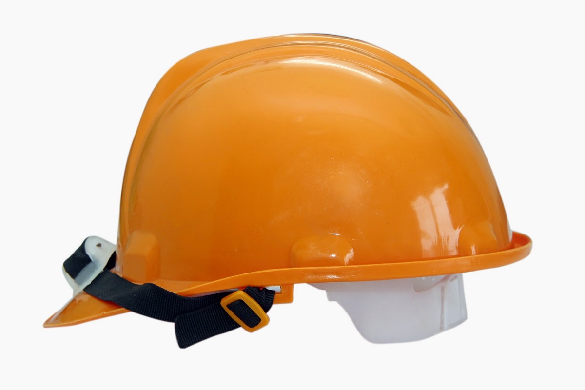 Nó bảo hộ lao động từ nhựa cứng, chắc chắn, nhằm bảo vệ đầu công nhân trước nguy cơ bị vật nặng rơi trúng