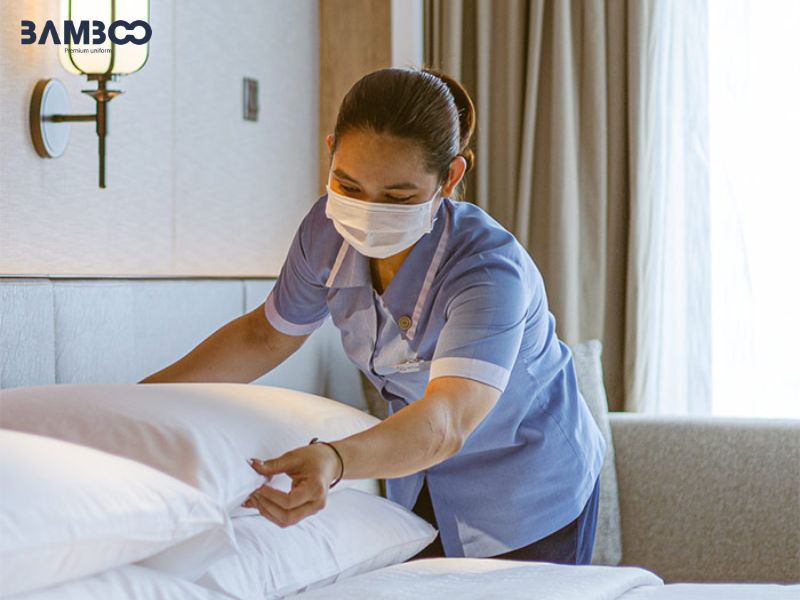 Yêu cầu trang phục nhân viên buồng phòng chuyên nghiệp và thể hiện thương hiệu