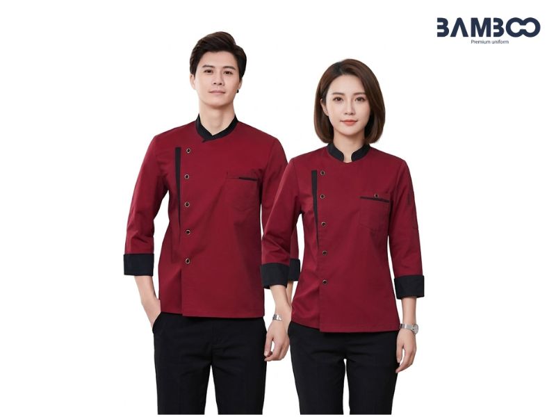 Áo bếp đỏ cổ đen nổi bật, lịch sự, tạo sự chuyên nghiệp khi làm việc