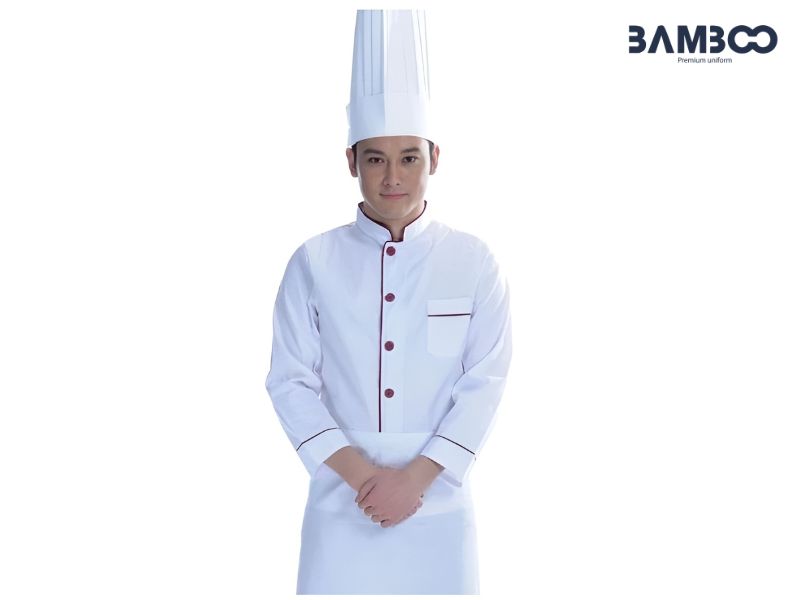 Áo bếp trắng viền nâu thanh lịch, thoáng mát, dễ phối, tạo vẻ sạch sẽ và chuyên nghiệp