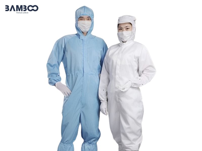 Đồng phục công nhân thực phẩm màu xanh và trắng liền thân, trùm từ cổ đến cổ chân, giúp bảo vệ tối đa