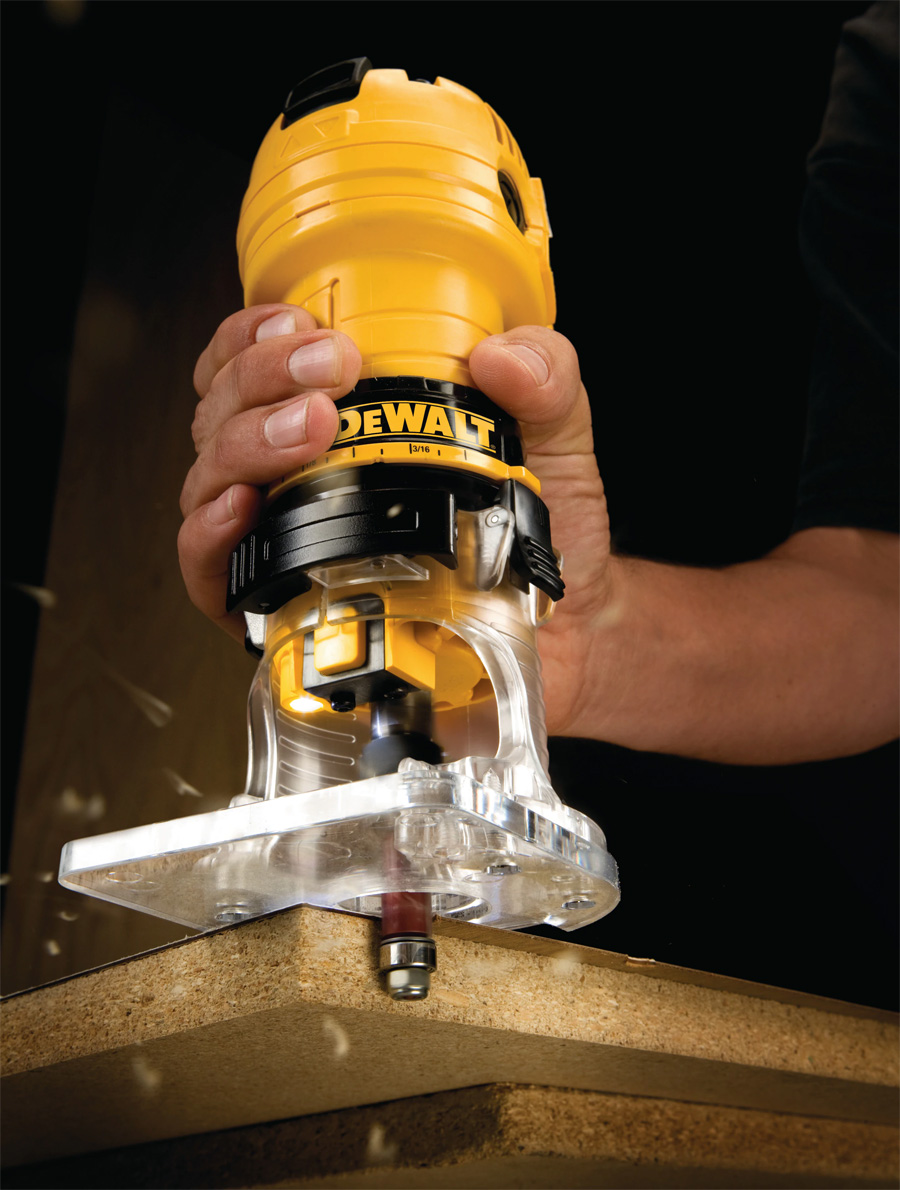 Máy phay Dewalt DWE6000 có thiết kế cầm tay nhỏ gọn, chắc chắn