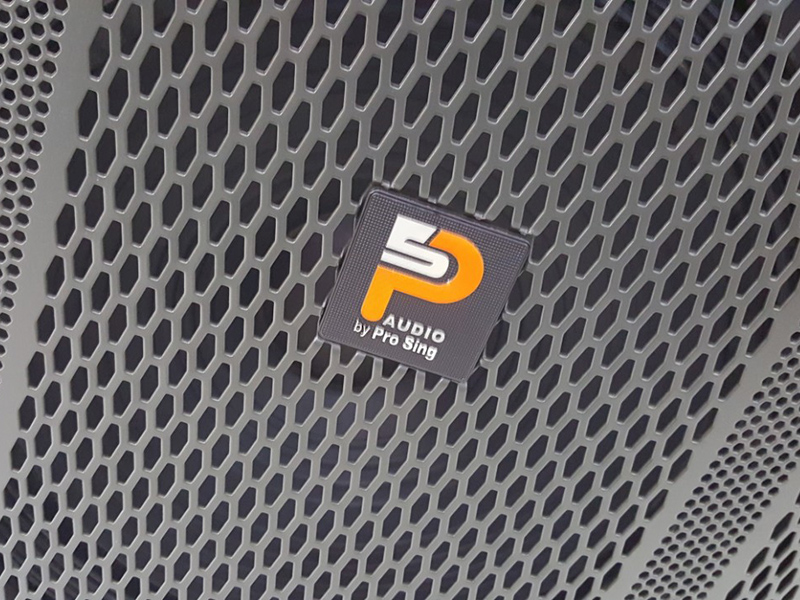 Đánh vào nhu cầu du lịch cuối năm của khách hàng, Prosing đã cho ra đời dòng loa kéo di động Prosing W15 VN, với loa bass chuẩn 4 tấc, tính năng di chuyển cao và âm thanh tốt.