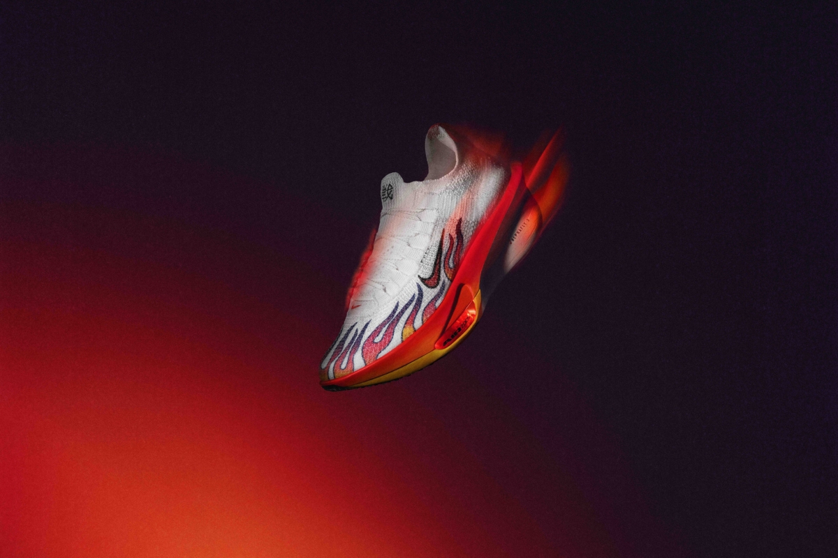 Những đôi giày mang hình bóng ngọn lửa trong bộ sưu tập ediken