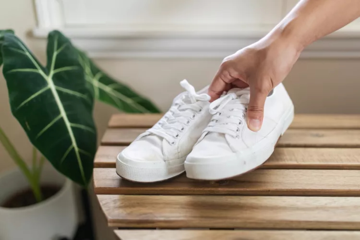 Cách khử mùi hôi giày