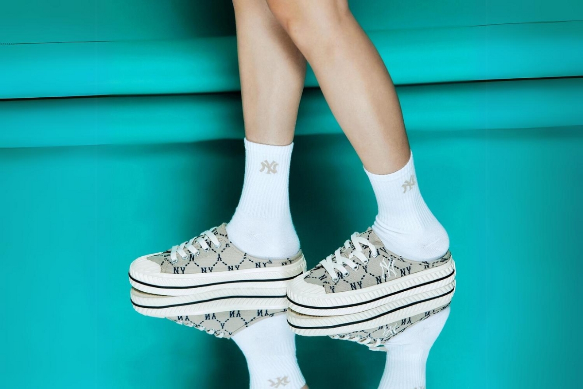 Mlb Nữ Playball Mule Monogram New York Yankees