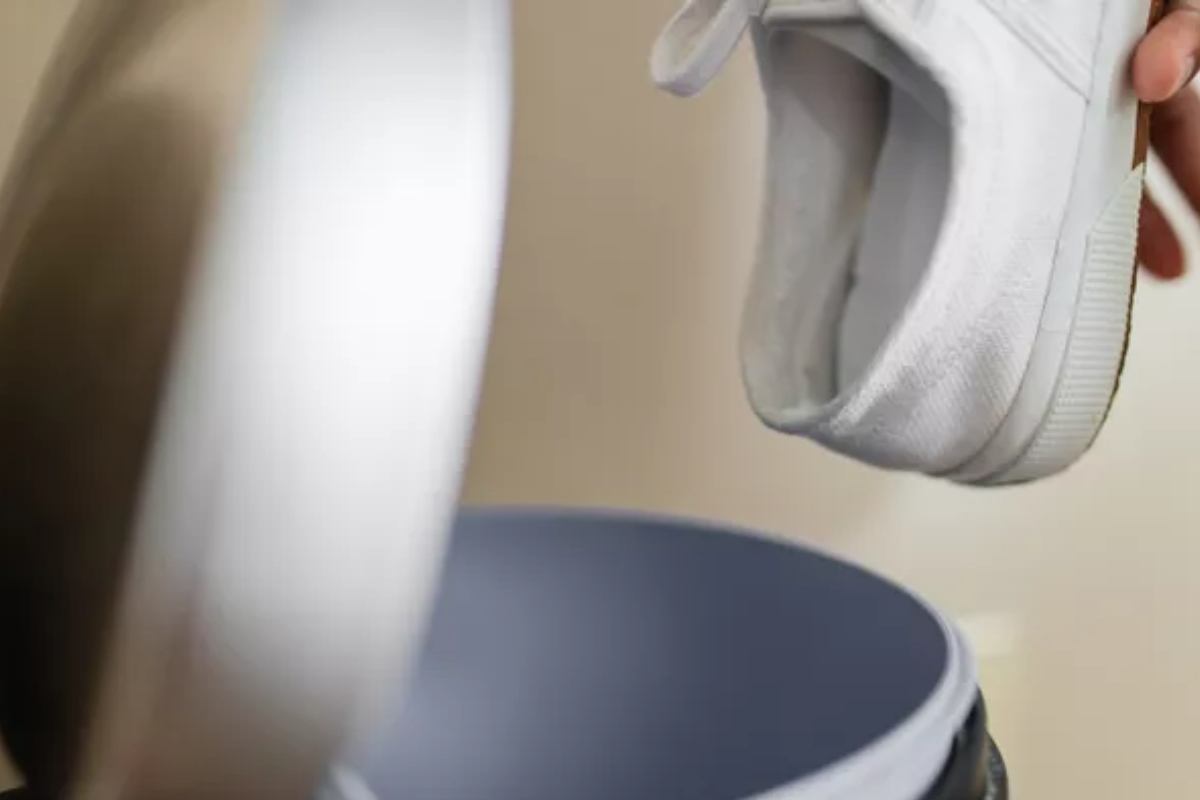 Cách khử mùi hôi giày