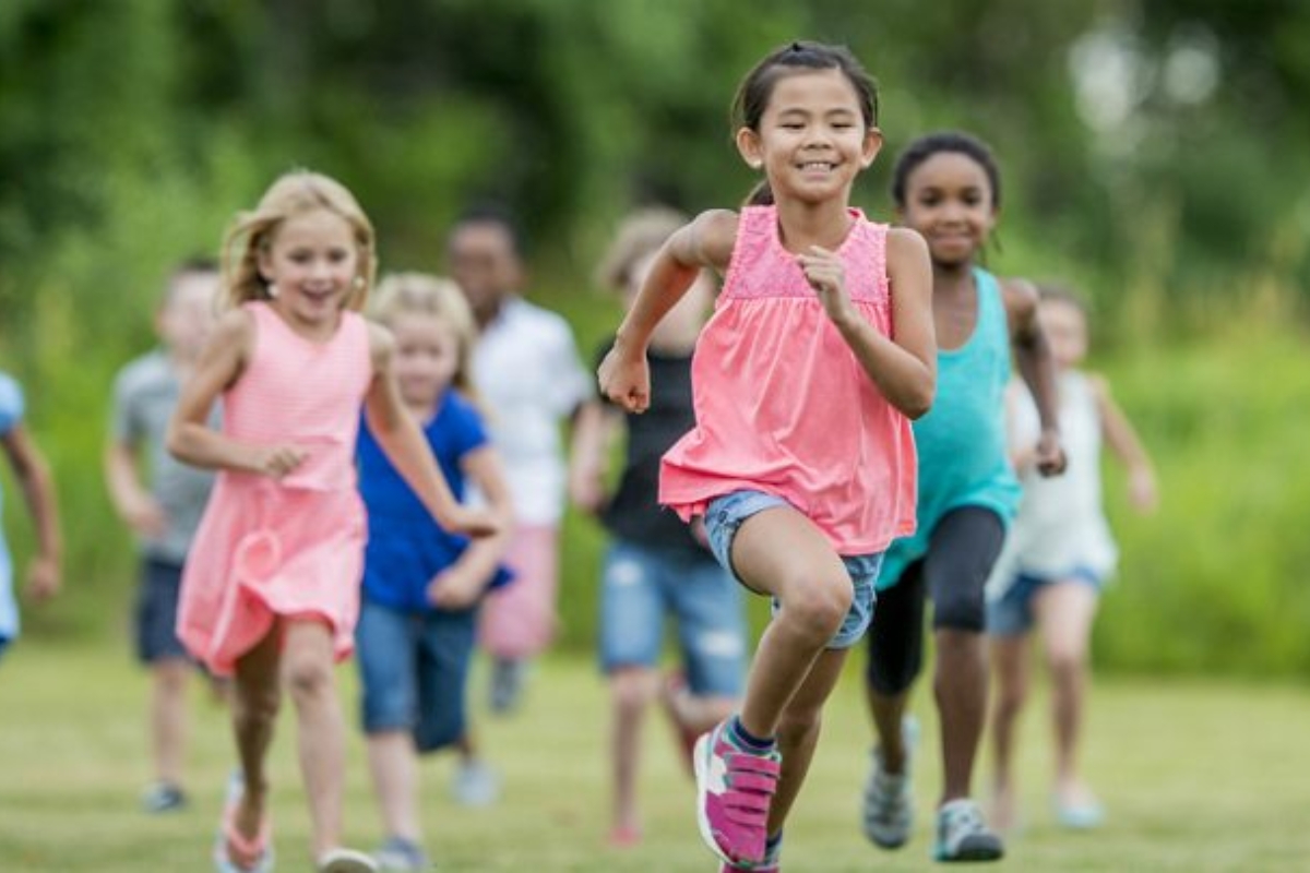 trẻ em chạy bộ
