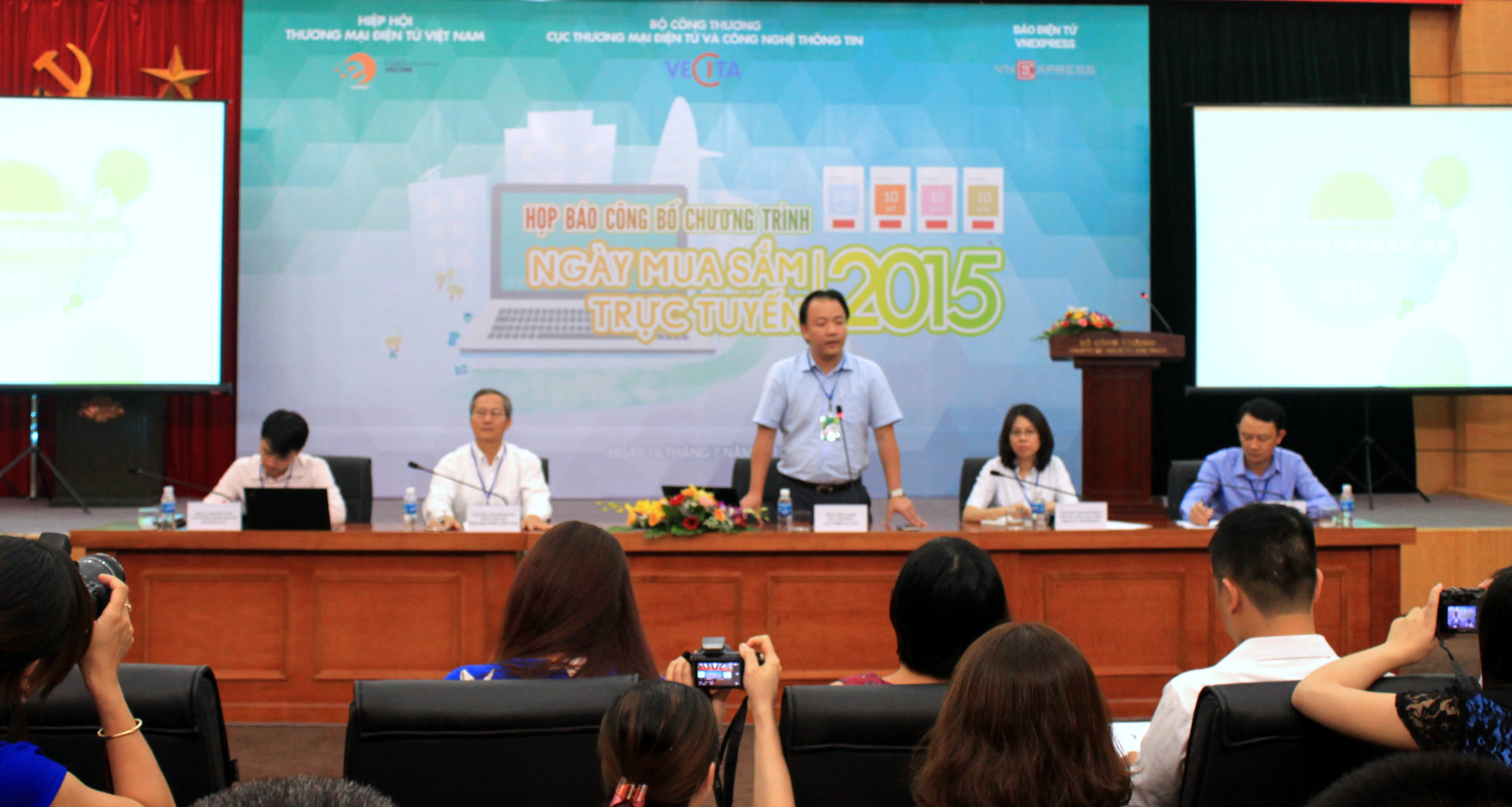 Ông Trần Hữu Linh - Cục trưởng Cục TMĐT - CNTT phát biểu tại buổi họp báo chiều ngày 16/07