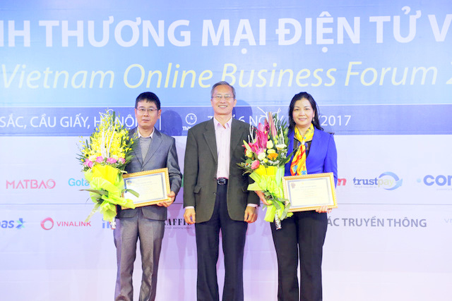 Ông Nguyễn Thanh Hưng – Chủ tịch VECOM trao hoa và Giấy chứng nhận cho các địa phương có xếp hạng cao về Chỉ số Thương mại điện tử Việt Nam – EBI 2017