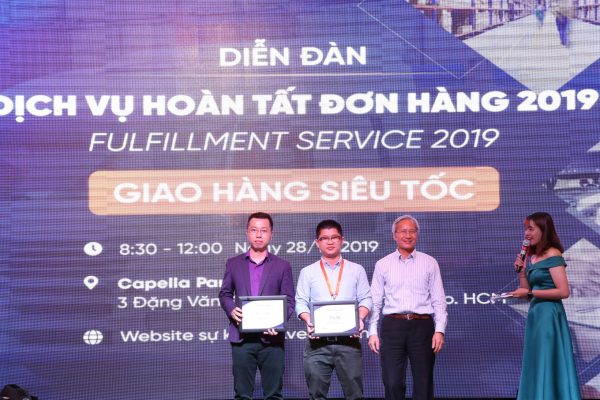 Diễn giả nhận hoa và kỷ niệm chương từ BTC