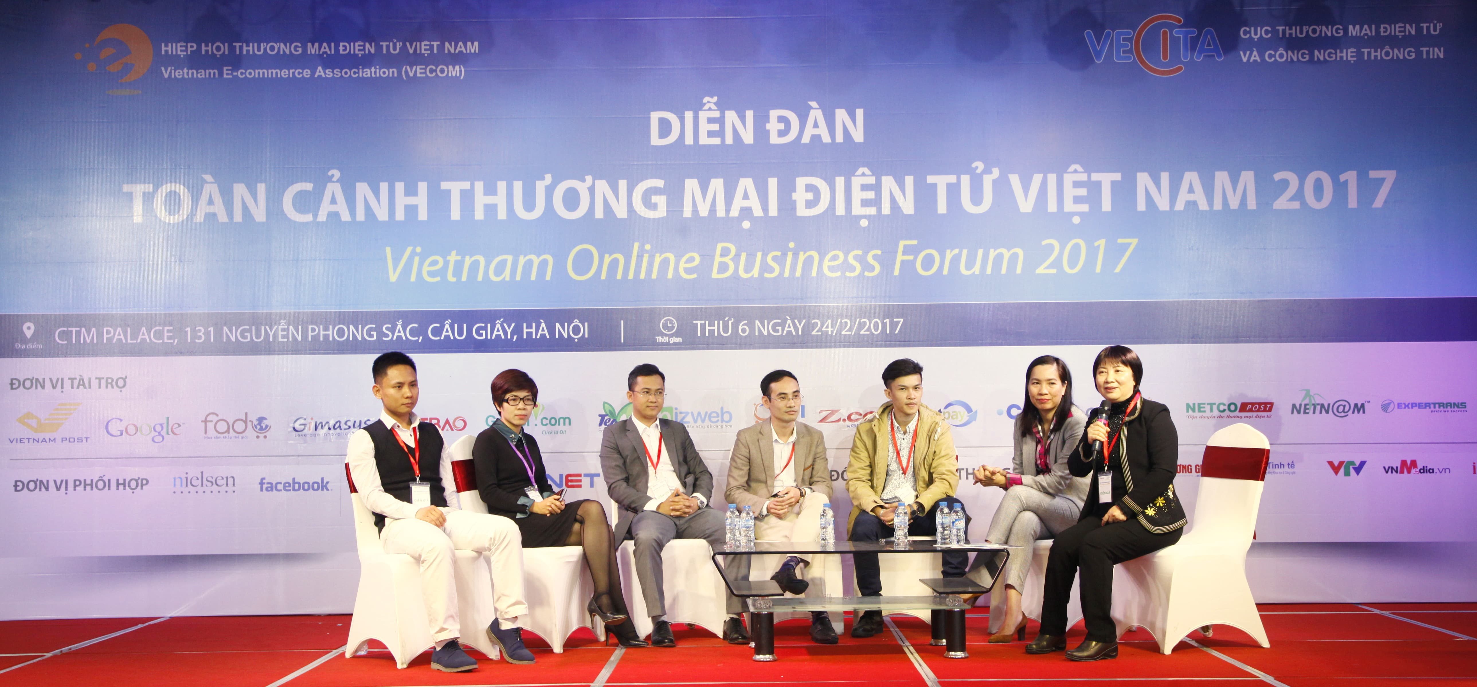 Phiên 3 – Bán hàng đa kênh (Omni Chanel) (từ trái sang phải): Ông Trần Trọng Tuyến – CEO Bizweb.vn, Bà Hoàng Thị Yến- GĐ Online PTI, Ông Phùng Hải Nam – Đại diện Foody, Ông Đỗ Hữu Hưng – GĐ Interspace VN, Ông Phạm Thành Long – GĐ Học viện Cốc Cốc, Bà Trịnh Vân Hoa – GĐ Cấp cao Khối TMĐT Nguyễn Kim, Điều phối viên: Bà Đinh Thị Mỹ Loan – Chủ tịch VAR