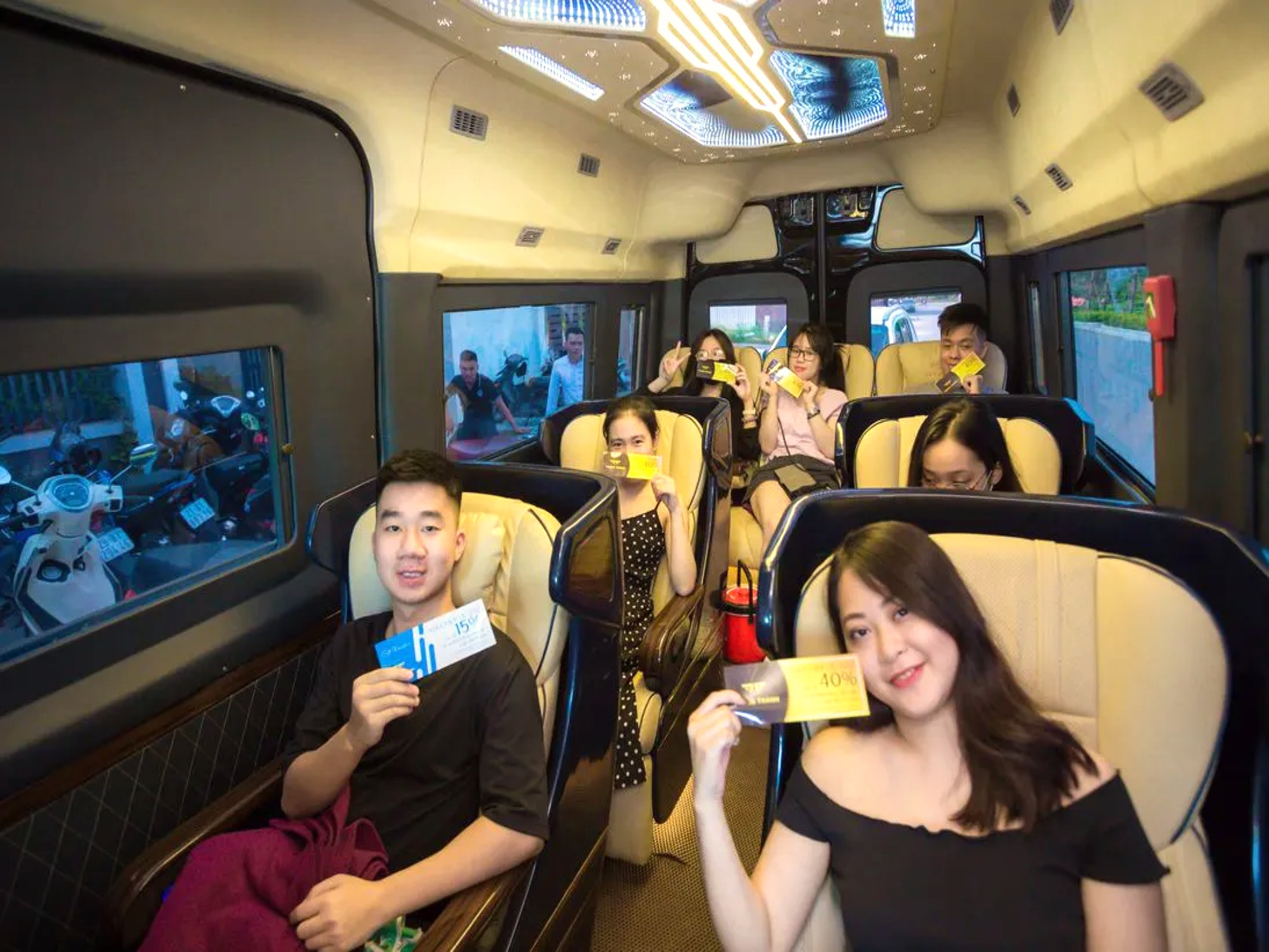 Xe Limousine tại Tour Vip Khám phá Sài Gòn