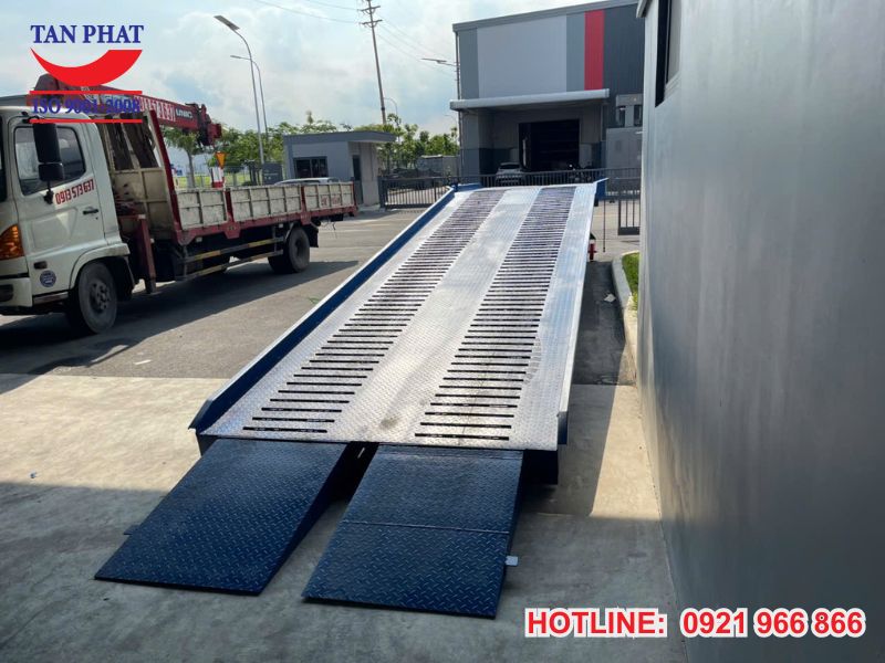 Cầu dẫn xe nâng Tân Phát