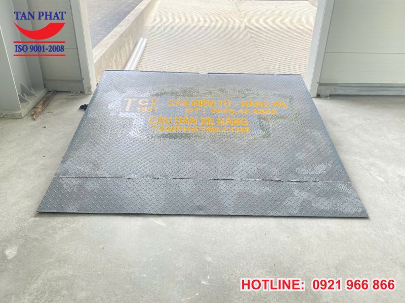 Ứng dụng thực tế của dốc dẫn xe nâng lên container