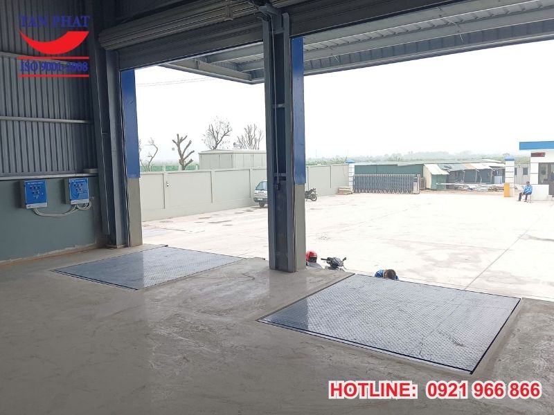 Sàn nâng dock leveler hoạt động êm mượt, mạnh mẽ với hệ thống nâng hạ thủy lực