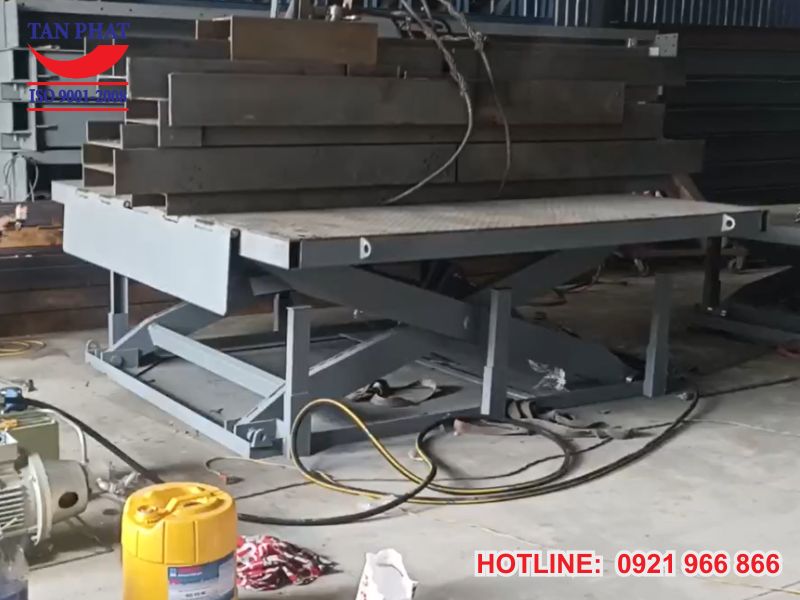 Bàn nâng thủy lực với khả năng nâng hạ linh hoạt