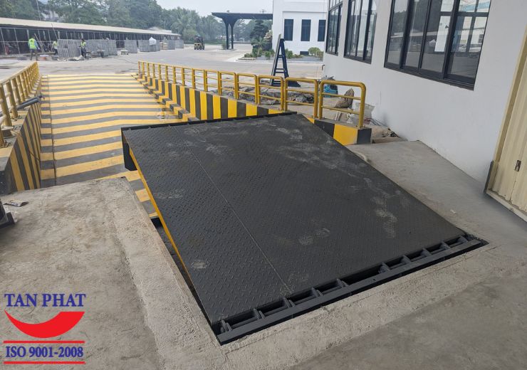 Dock nâng hạ xe công loại 6 tấn có giá bao nhiêu?