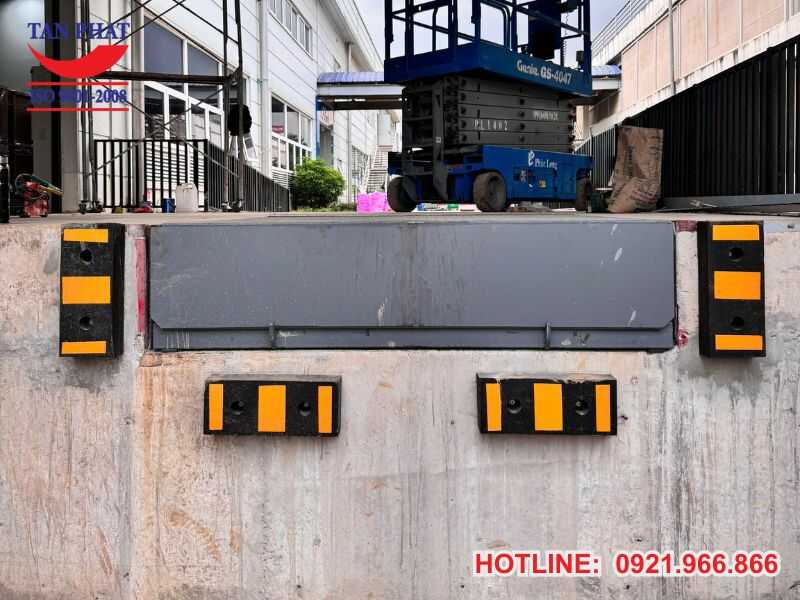 Hình ảnh thực tế dự án lắp đặt dock leveler 6 tấn tại KCN Lương Sơn, Hòa Bình