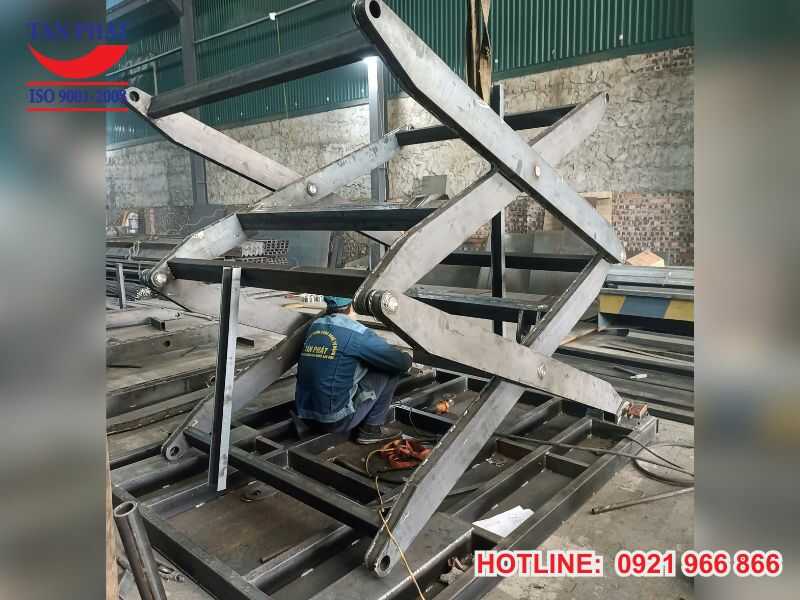Bàn nâng thủy lực được gia công và kiểm tra kỹ thuật tại xưởng