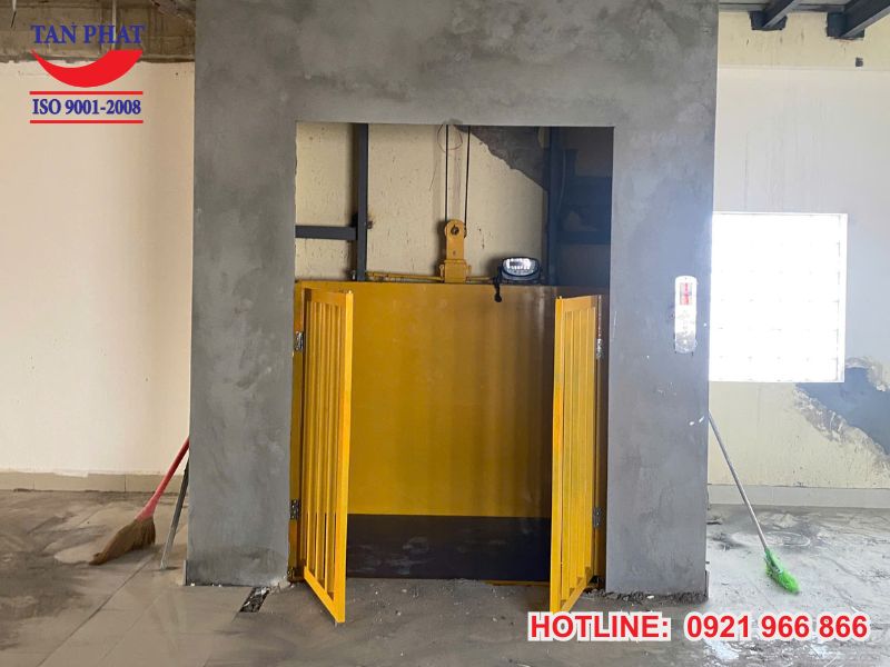 Hình ảnh thực tế thang tời hàng lắp đặt bởi Tân Phát
