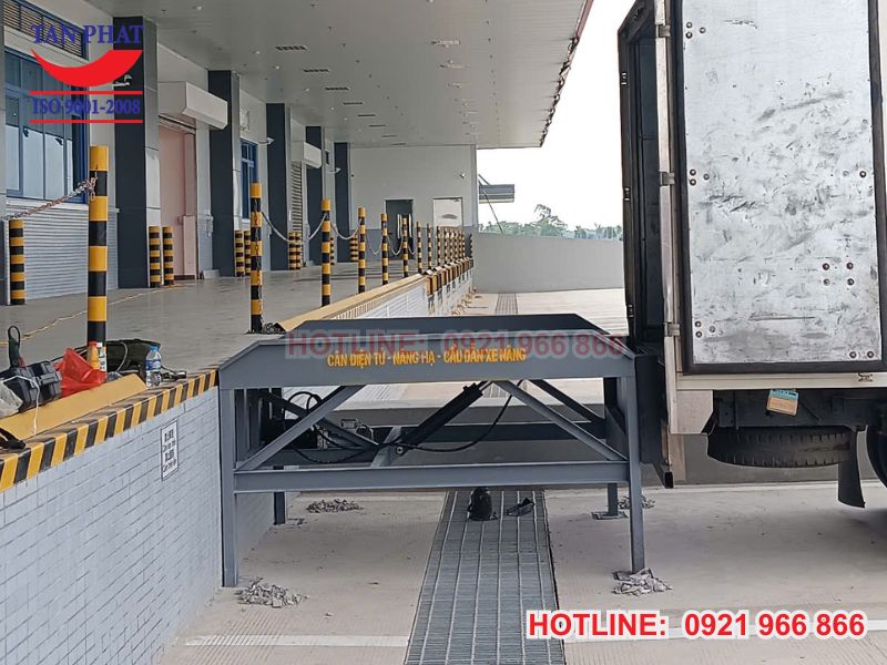 Hệ thống khung đỡ sàn nâng chắc chắn với thép chịu lực rất tốt