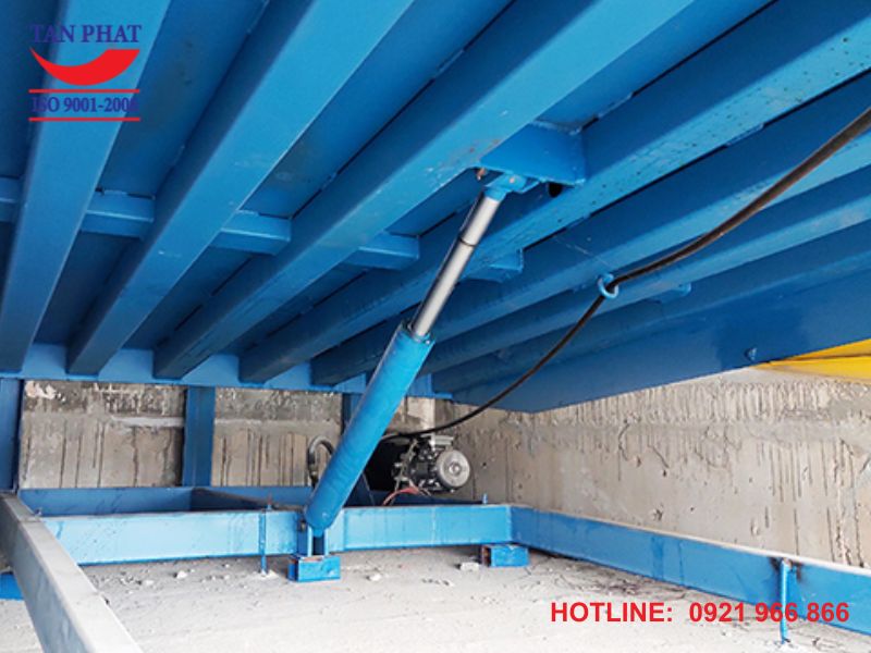 Piston trong dock leveler