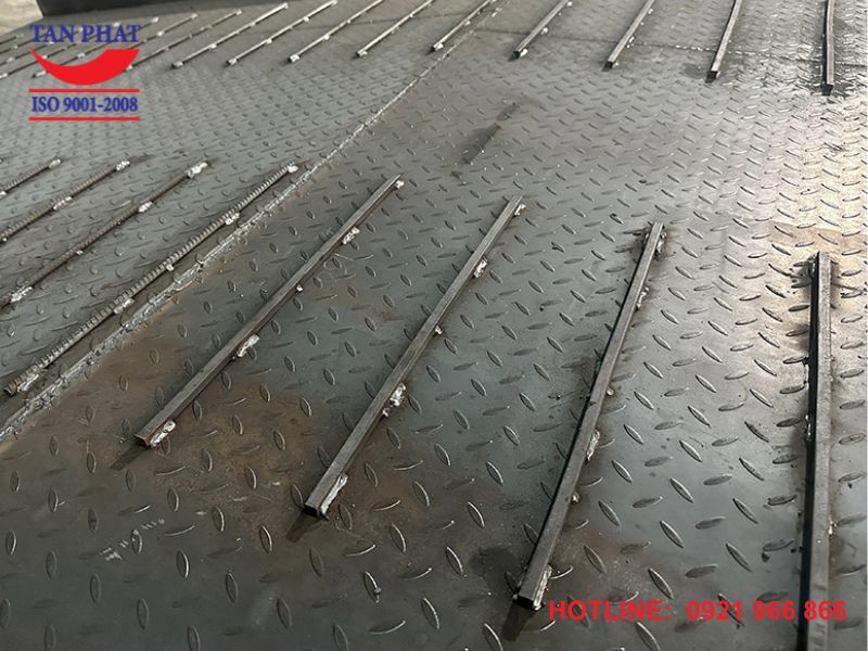 Cầu dẫn xe nâng với thiết kế chống trơn, trượt vô cùng tốt