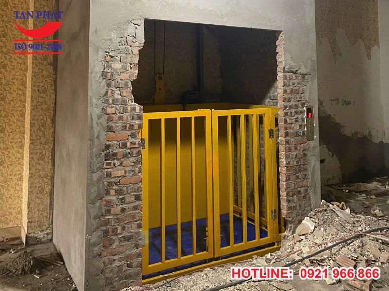 Chi phí lắp đặt thang tời nâng hàng?