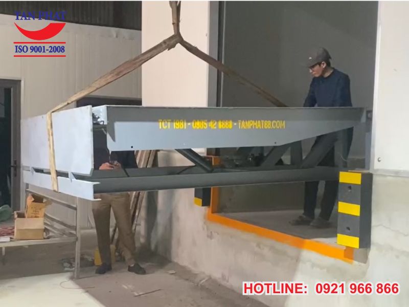 Hạ sàn nâng dock leveler vào hố dock đã chuẩn bị
