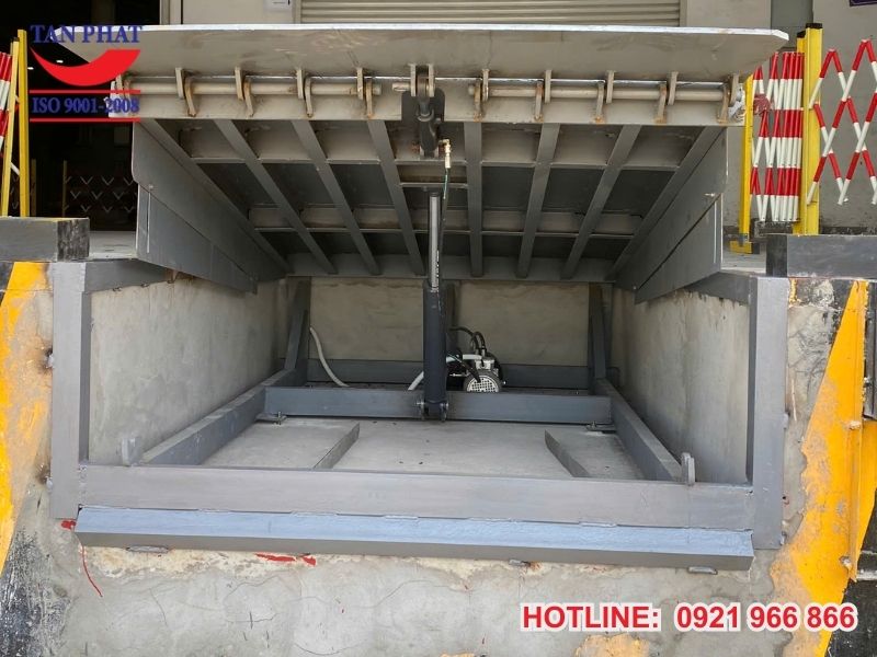 Dock leveler với hệ thống nâng hạ thủy lực hoạt động êm mượt, an toàn