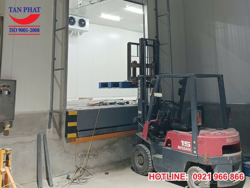 Hàn nối sàn nâng với hố bê tông