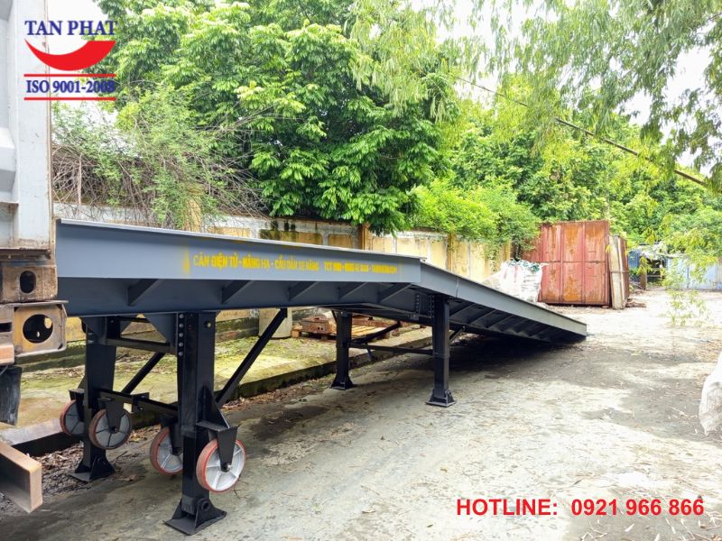 Cầu dẫn xe nâng loại 12 tấn với thiết kế với 4 chân romooc và 2 bánh xe cao su