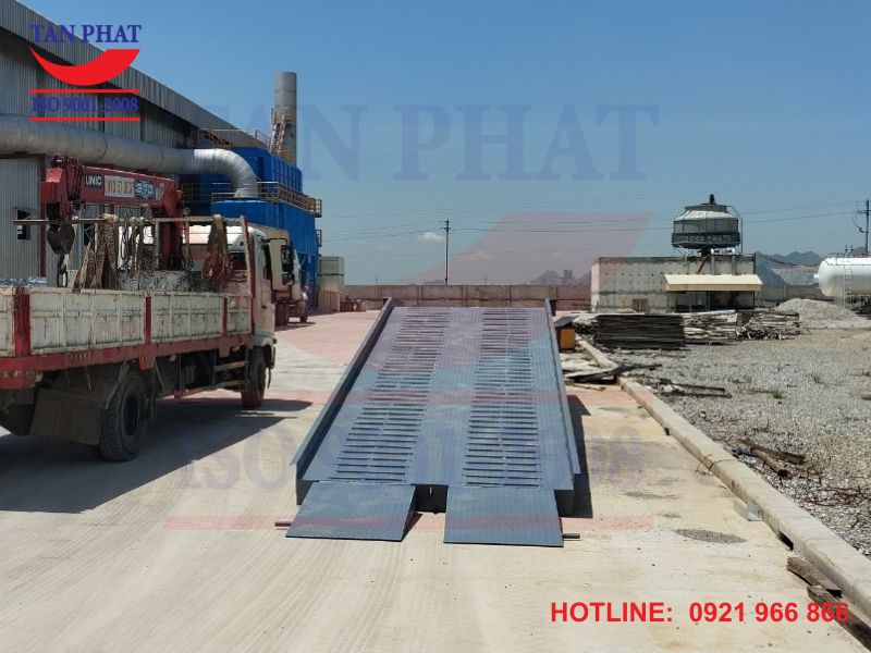 Cầu dẫn xe nâng lên container
