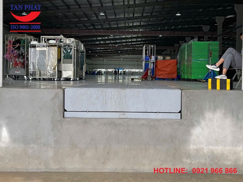 Dock nâng hàng 6 tấn 2480x1960x500mm