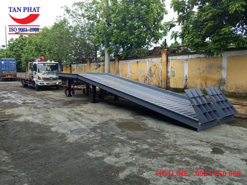 Cầu dẫn xe nâng lên container 12 tấn