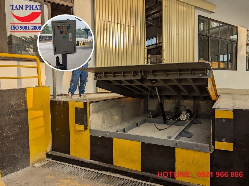 Dock nâng hàng với hộp điều khiển tự động, vận hành dễ dàng