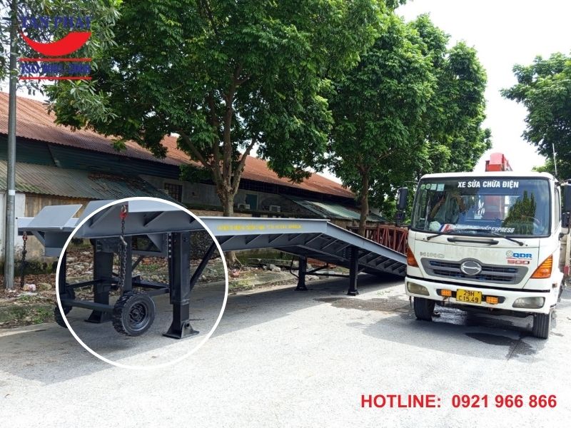 Cầu dẫn xe nâng lắp đặt 2 cặp chân romooc Fuwa