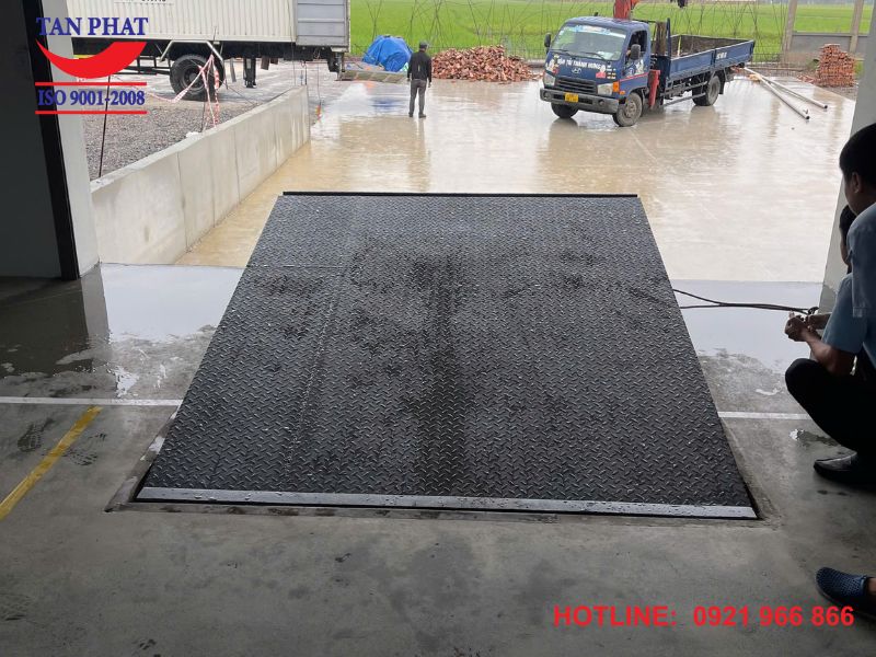Mặt sàn nâng được thiết kế bởi thép SS400 bền bỉ và hoạt động ổn định