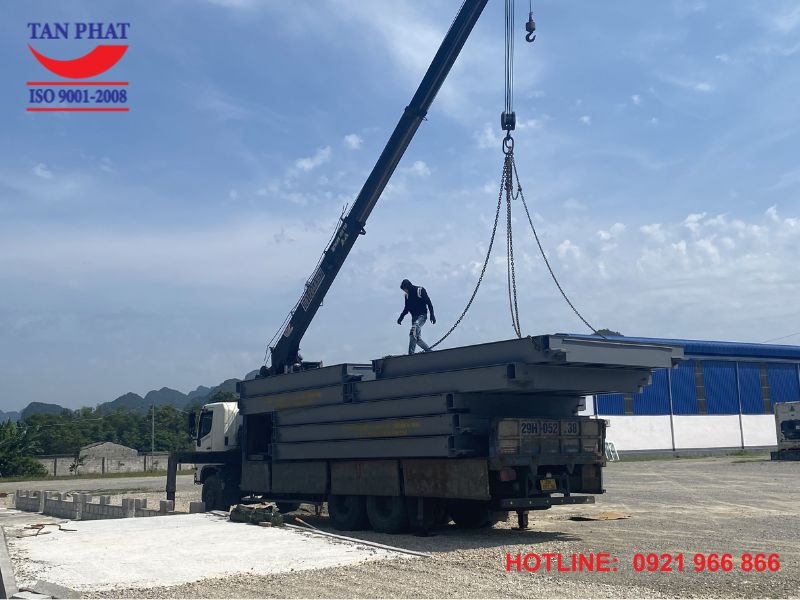 Tân Phát tiến hành vận chuyển bàn cân cùng thiết bị điện tới địa điểm lắp đặt