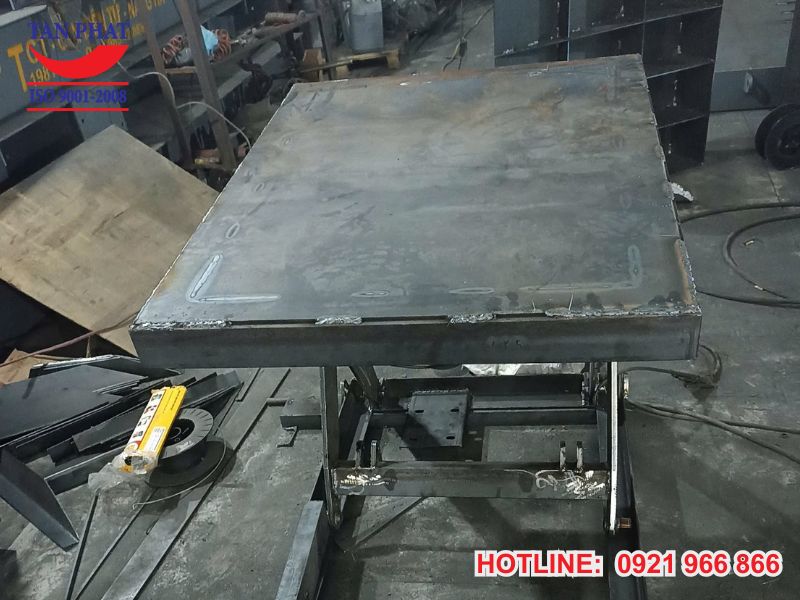 Mặt bàn nâng được thiết kế với khả năng chống trơn trượt rất tốt