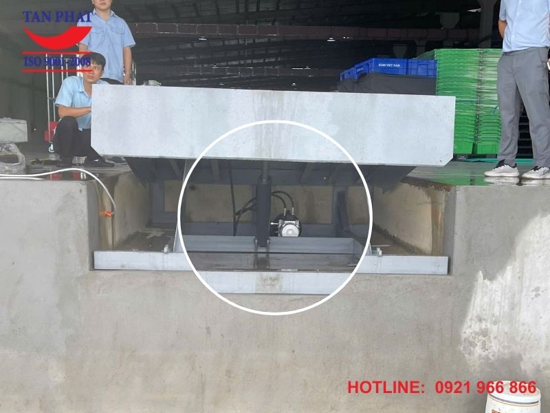 Dock leveler nâng hạ linh hoạt với xy lanh thủy lực