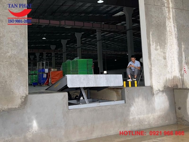 Dock leveler 6 tấn hoạt động bền bỉ