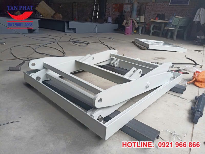 Khung nâng hạ chắc chắn bền bỉ, nâng hạ an toàn, ổn định lên tới 1 tấn