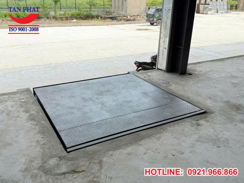 Lắp đặt dock leveler vào hố dock đã được chuẩn bị sẵn