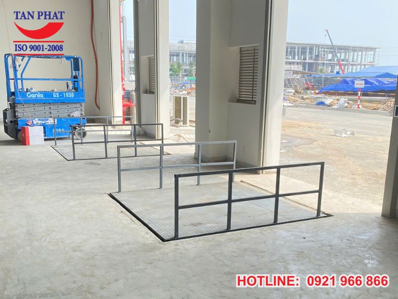 Bàn nâng thủy lực 2 tấn âm nền khi không hoạt động